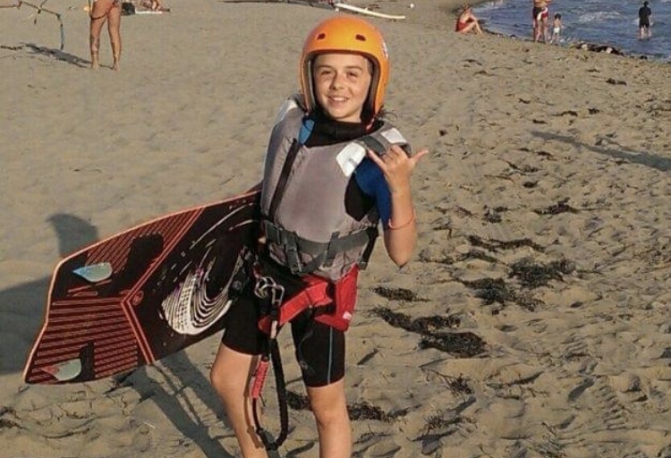 Una bambina felice e sicura nel kitesurf