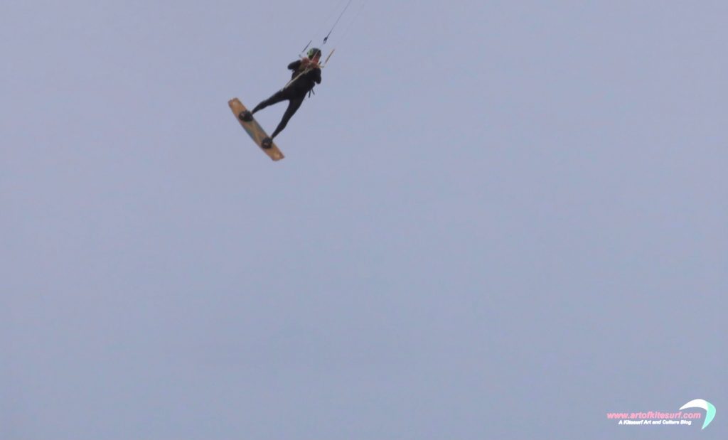 Imparare nel kitesurf a migliorarsi allievo Artofkitesurf durante un suo Personal a lui dedicato