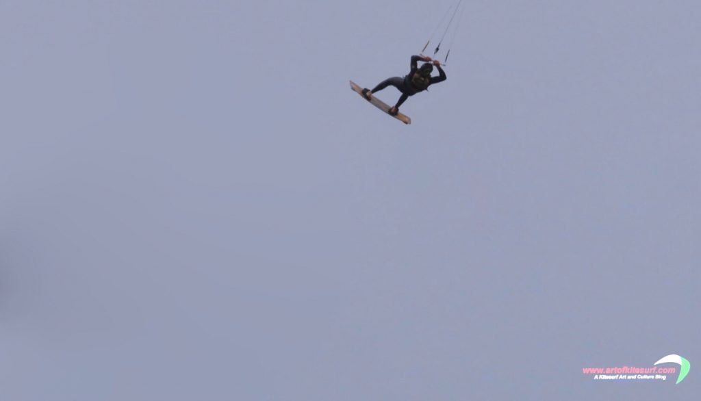 Airstyle nel kitesurf allievo durante il suo personal artofkitesurf