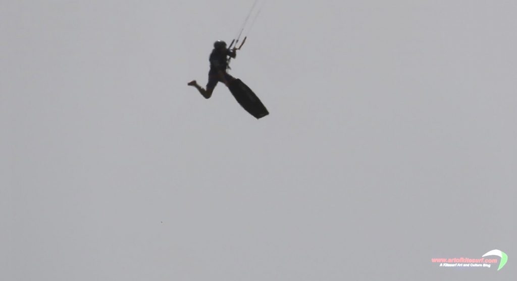 L'airstyle nel kitesurf allievo durante il suo personal artofkitesurf