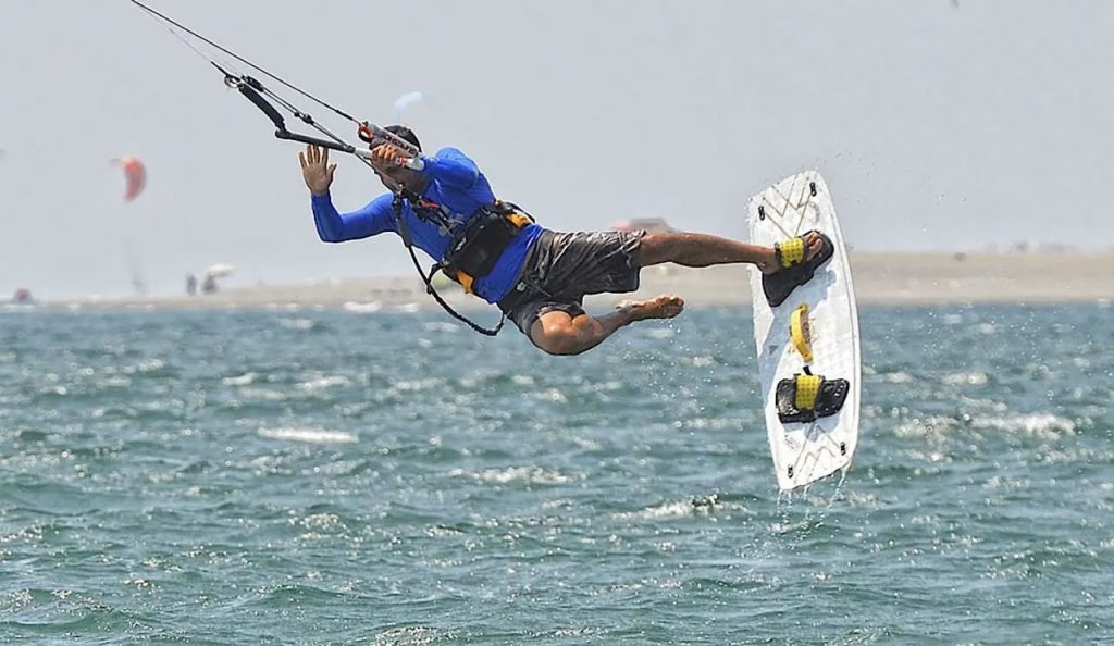 Iper rotazione nel kitesurf il pericolo di sotto valutare la tecnica di questo sport