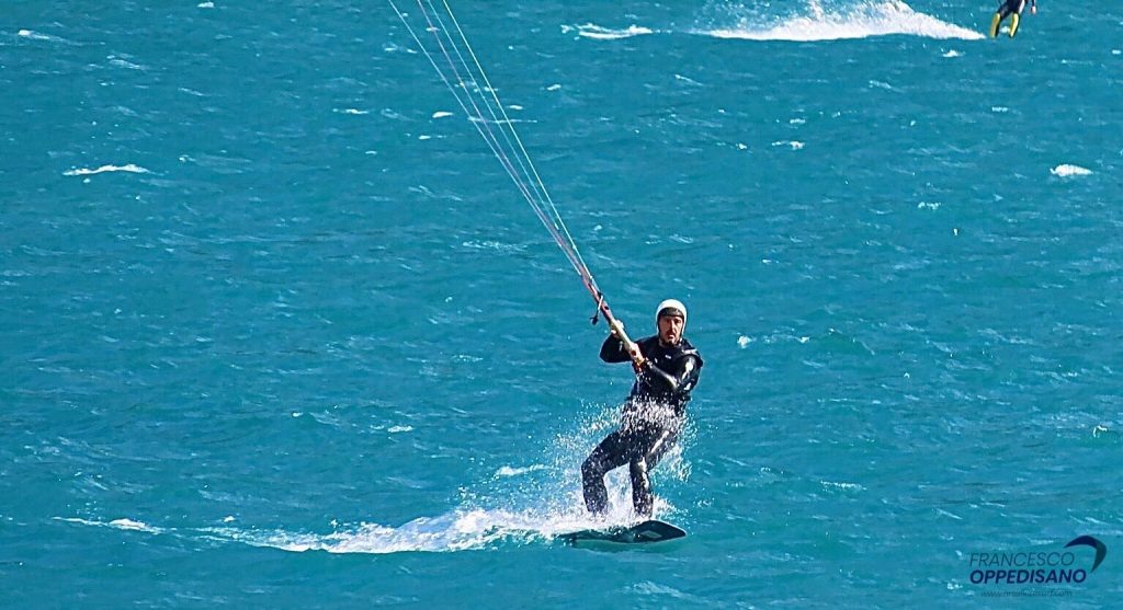 Hydrofoil nel kitesurf primo obbiettivo quando inizi in questa disciplina non far alzare la tavola sull'acqua.