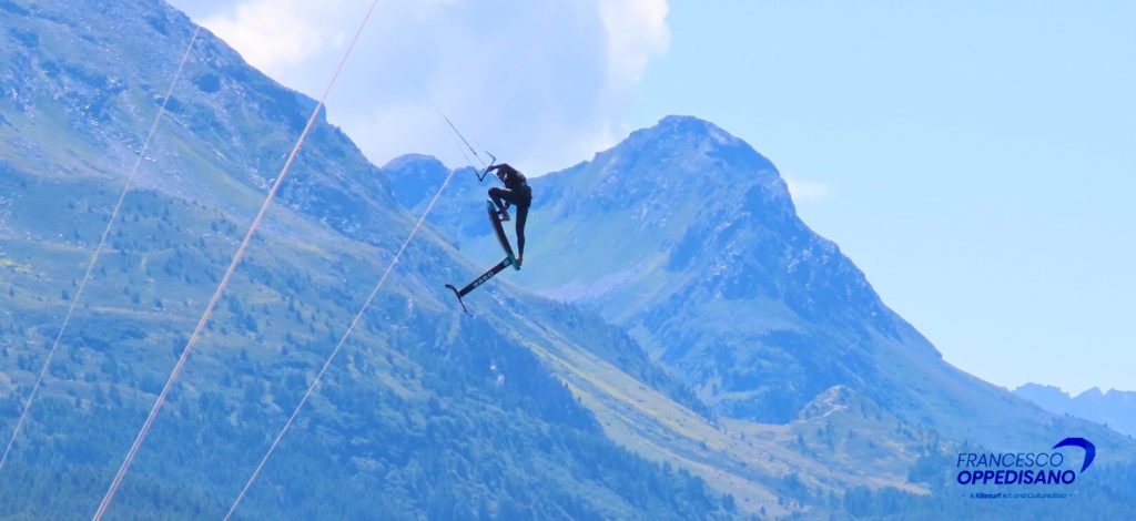 Hydrofoil nel kitesurf Anche questo è l'hydrofoil nel kitesurf, e aspetta solo te cosa aspetti a crescere?