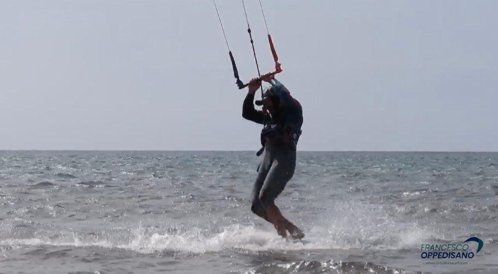 Capire la dinamicità della tua vela, unita al tuo giusto movimento farà di te un kiter sicuro e capace nelle tue transazioni nel kitesurf.