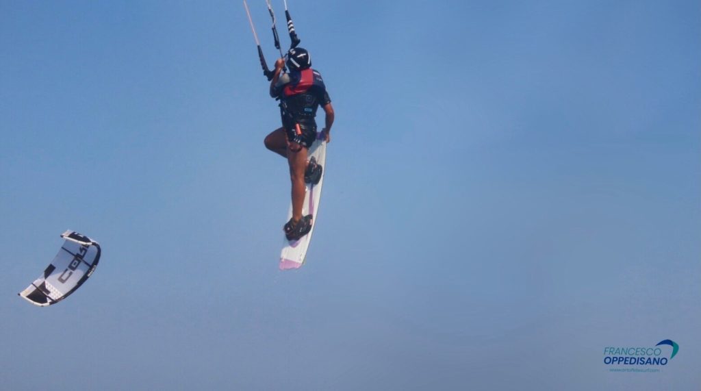 Non esiste età per iniziare a capire e divertirsi nel kitesurf.