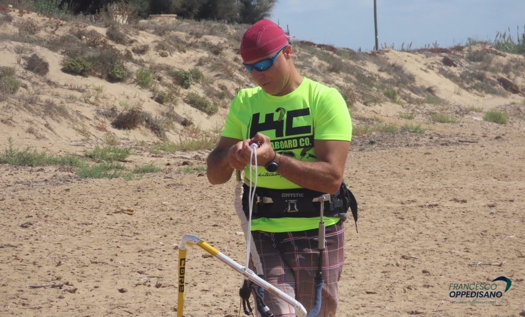 In quanti secondi rimonti il tuo chicken loop, a terra? Se non lo fai ad occhi chiusi come puoi pensare di poterlo fare in acqua in caso di assoluto bisogno? Questo è il valore della sicurezza nel kitesurf