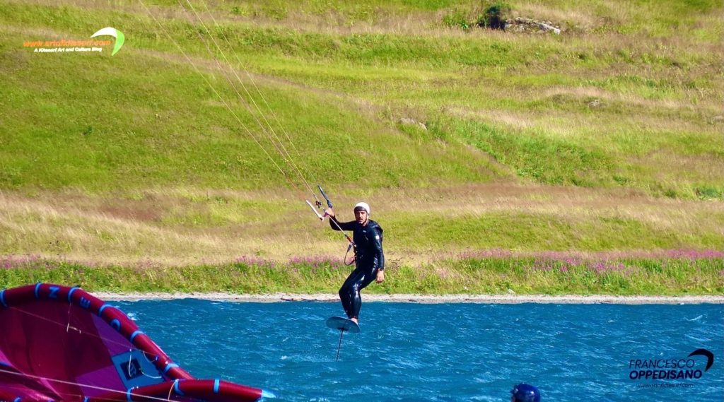 Hydrofoil nel kitesurfkite alto, peso equilibrato, mano anteriore staccata per una maggiore libertà di movimento.