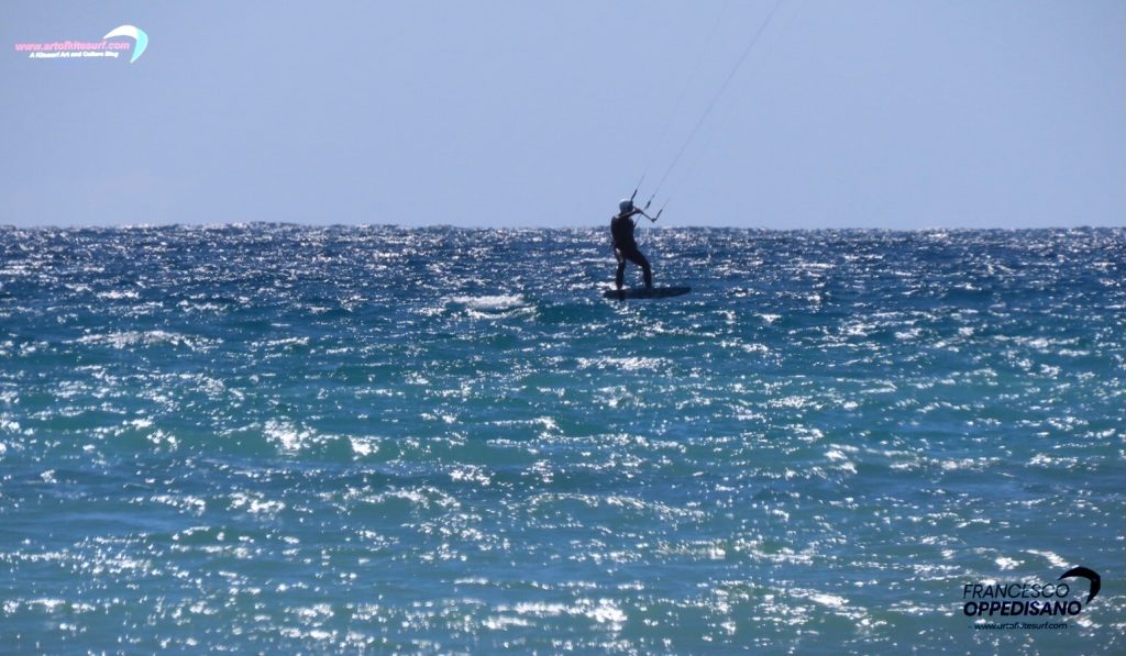 Hydrofoil nel kitesurf primi bordi, in sicurezza di un allievo.