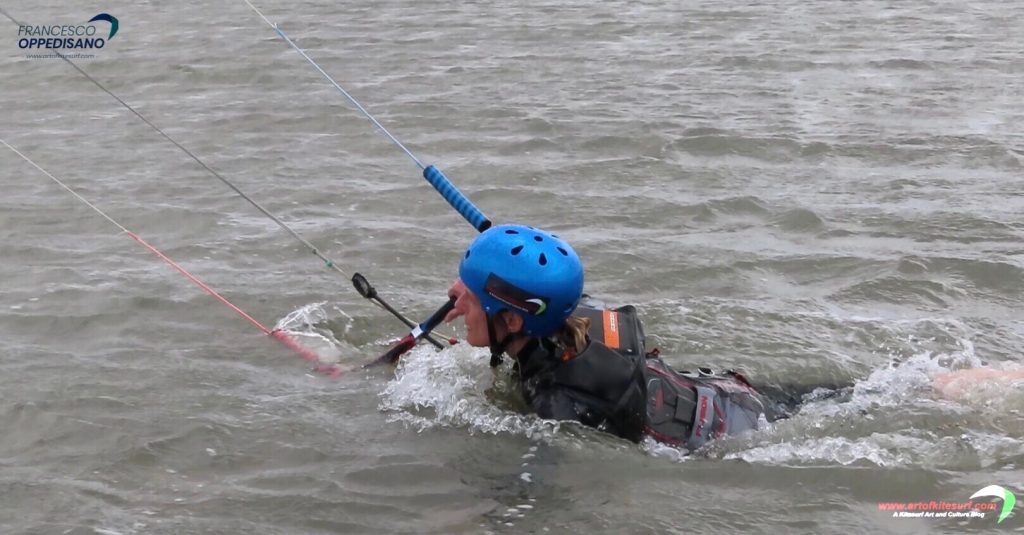 Indipendenza nel kitesurfa allieva Artofkitesurf