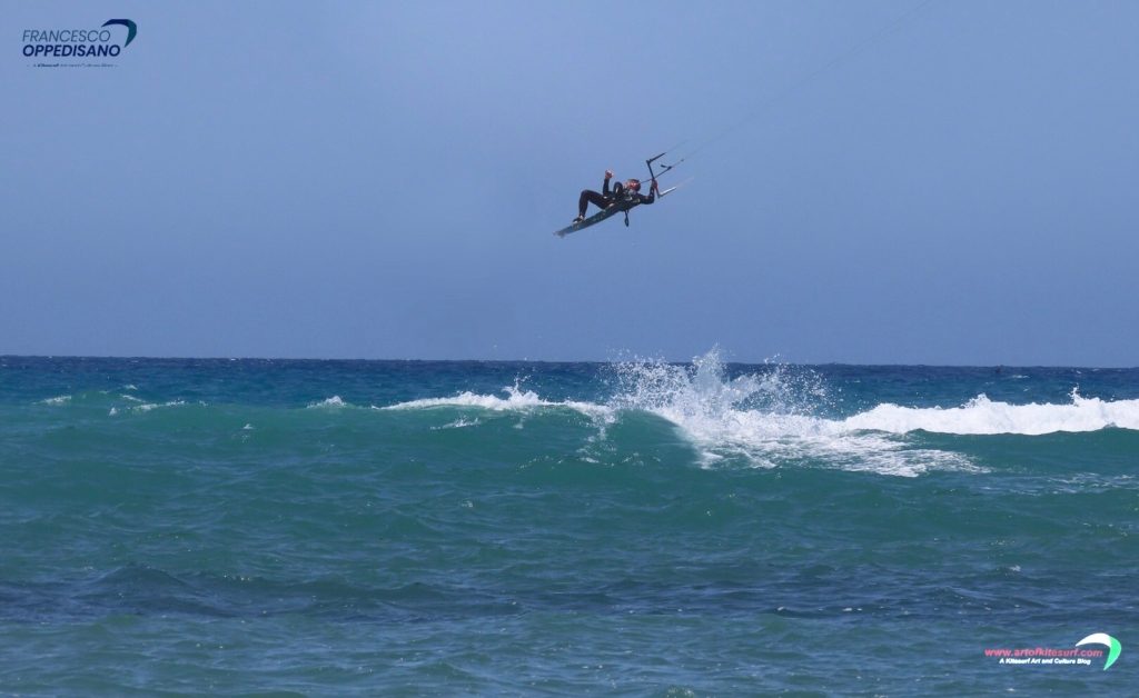 Il kitesurf un allievo uscito da Artofkitesurf, curando tecnica e metodo.