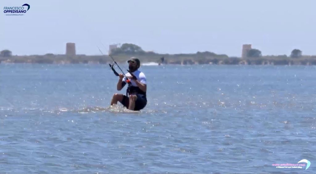 Il kitesurf niente di tutto ciò che vedi in questa immagine è minimamente giusto, eppure è la normalità.