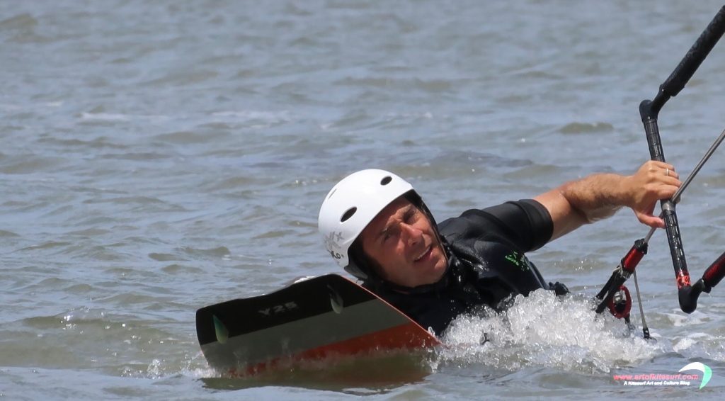 L'indipendenza nel kitesurf azzera i rischi e aumenta la sicurezza. Luca durante un Personal Artofkitesurf