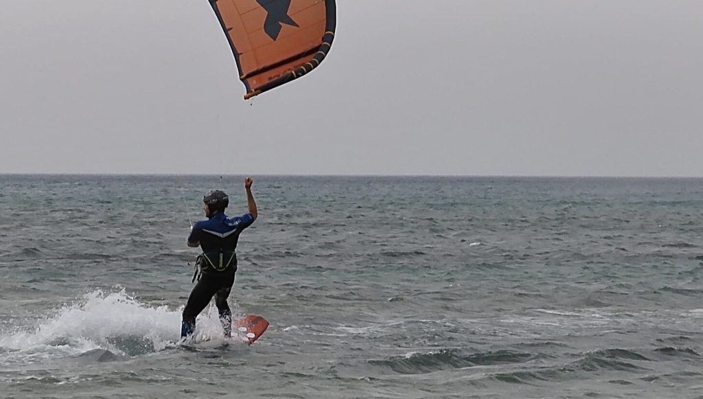 I progressi tecnici nel kitesurf passano da questi risultati. Stesso allievo della foto precedente alla conclusione di una virata Personal Artofkitesurf