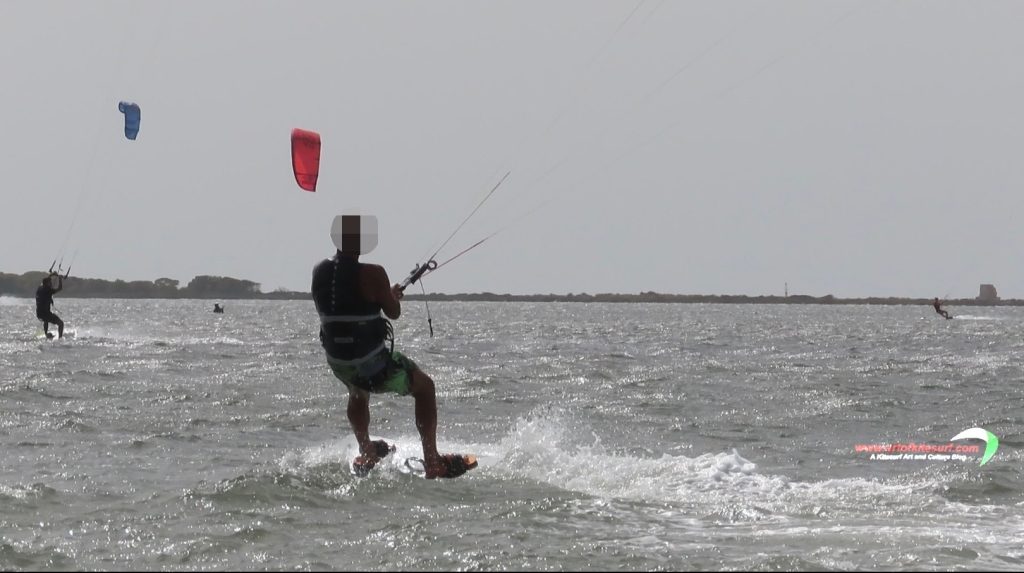La partenza nel kitesurf la fastidiosa e pericolosa slaidata della tavola sotto vento