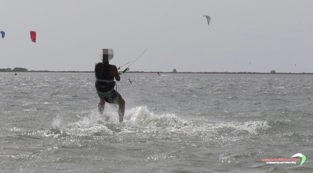 La partenza nel kitesurf nessuna dinamicità della tavola e errore di posizione della barra e delle gambe