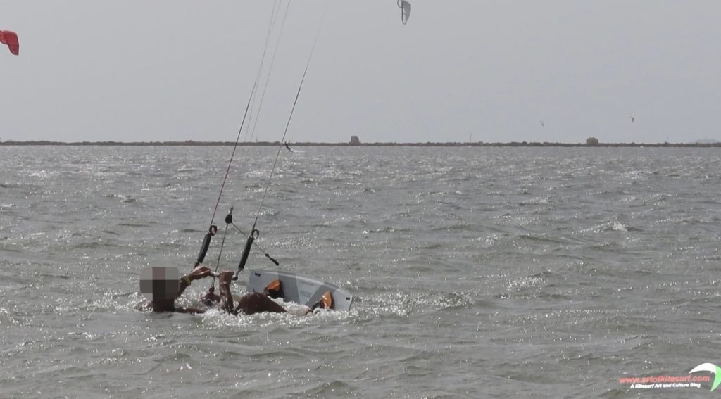 Le partenze nel kitesurf questa è la posizione giusta da avere nel momento in cui ci si mette la tavola e non dopo