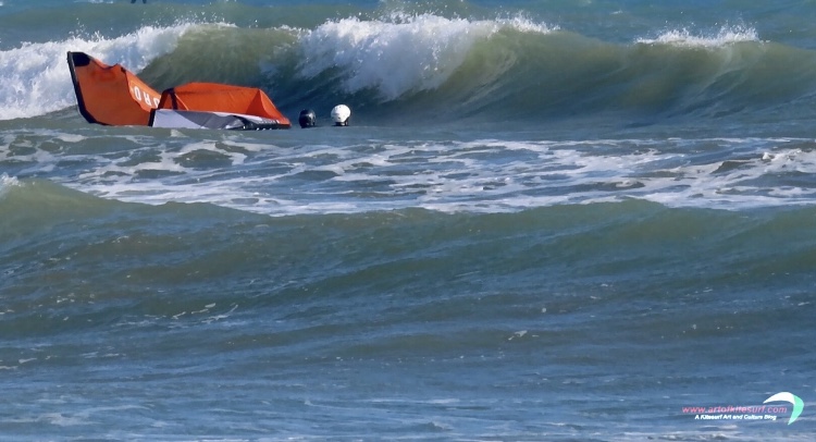 L'indipendenza nel kitesurf allievo Artofkitesurf nella sua formazione 