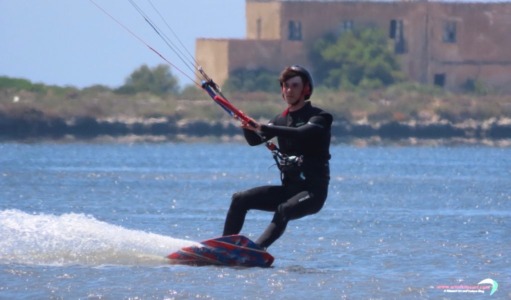 Vivere il kitesurf non conosce età e sesso