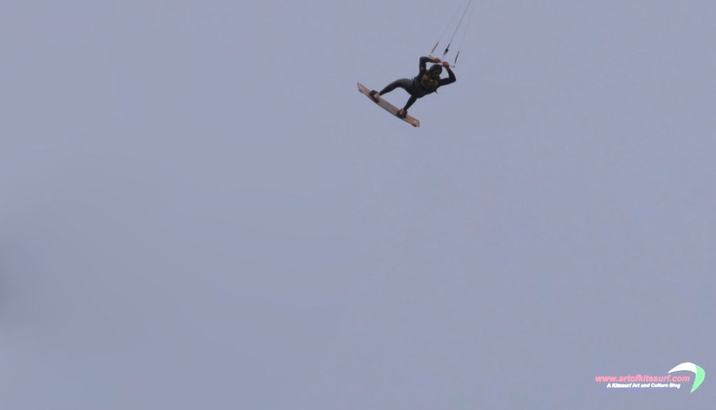 Airstyle nel kitesurf allievo durante il suo personal artofkitesurf