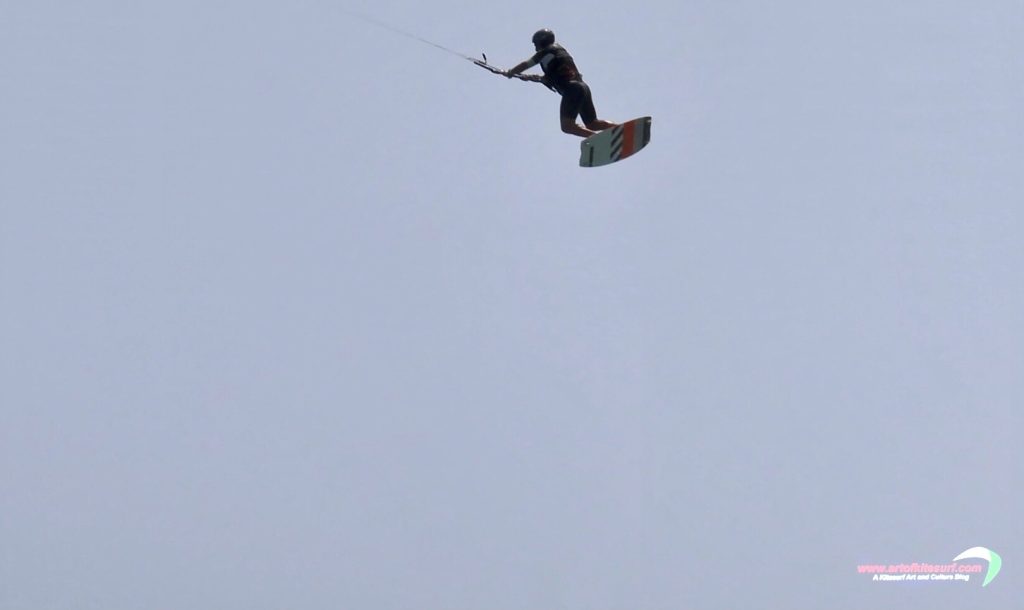 L'airstyle nel kitesurf il leash va agganciato sempre sul davanti del trapezio