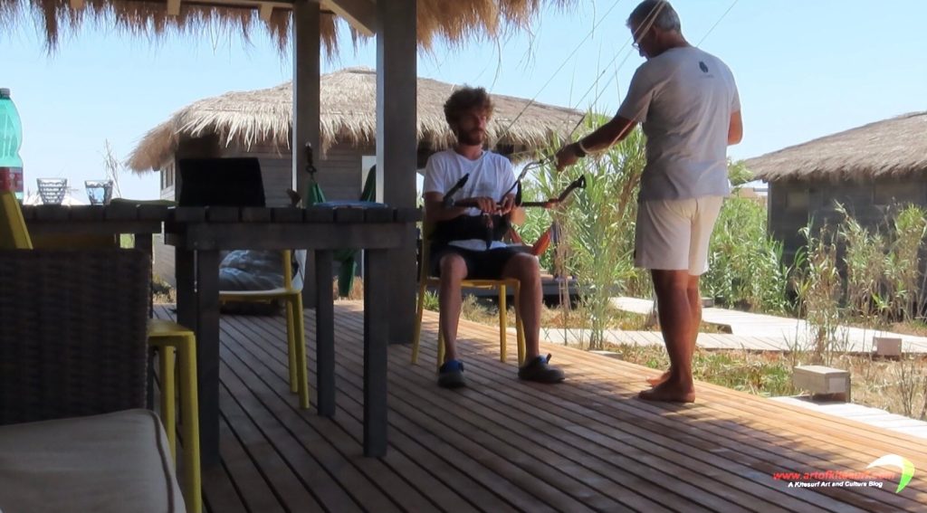 Le regole nel kitesurf un allievo durante la sua lezione tecnica sulla barra in un personal artofkitesurf
