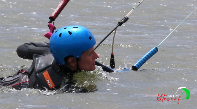 Il body drag mano anteriore appena sotto la superficie dell'acqua sguardo in avanti in direzione della mano senza uscire dalla linea delle spalle allieva Artofkitesurf