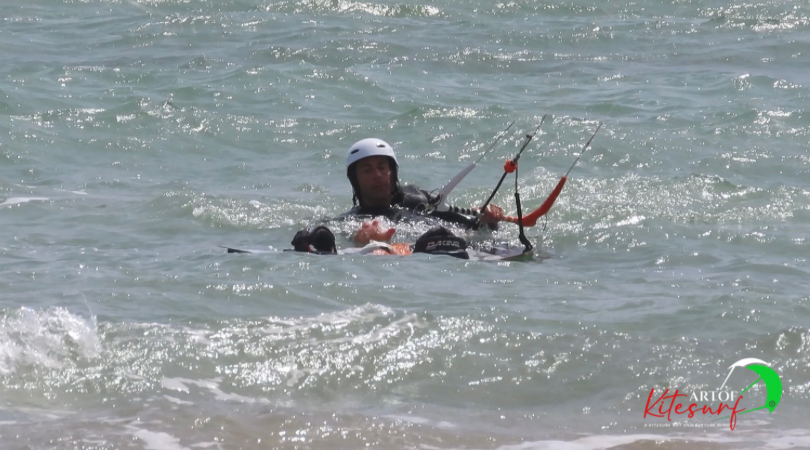 Body drag avvicinamento alla tavola a 90 gradi rispetto al vento allievo Artofkitesurf