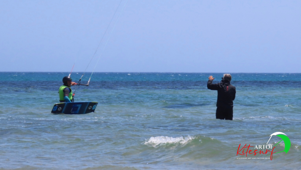 Imparare nel kitesurf a migliorarsi allievo Artofkitesurf durante un suo Schoolmaster