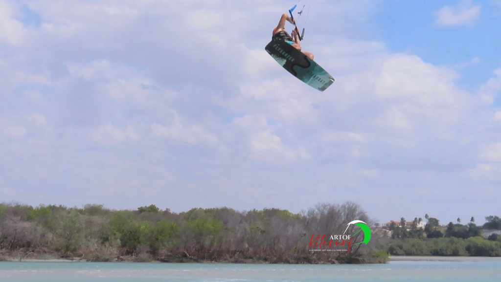 Back e front roll allievo Artofkitesurf nell'esecuzione di un front loop con 25 nodi