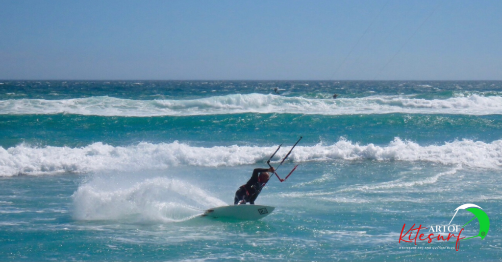 Tavola da kitesurf, strambare con un surfino nella didattica di Artofkitesurf