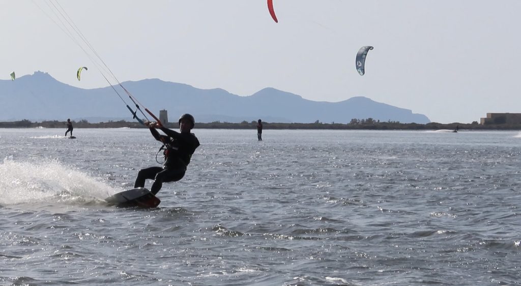 Tavola da kitesurf navigazione sopra vento la bolina