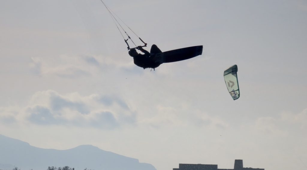 Insegnare il kitesurf un semplice back roll con grab 